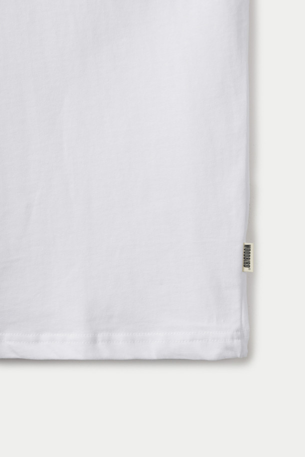 우드버드 빔 포(Beam Pho) 티셔츠는 미니멀하고 베이직한 스타일의 반소매 티셔츠입니다. 부드러운 촉감의 오가닉 코튼 100% 소재로 제작되어 편안한 착용감을 선사합니다. 가슴 부분에는 브랜드 로고가, 등판에는 그래픽 프린트가 포인트로 디자인되었습니다. 루즈핏 라운드넥으로, 봄, 여름 시즌 동네 마실룩이나 여행룩에 활용하기 좋습니다. 친환경 소재를 사용하여 제작된 제품입니다.
