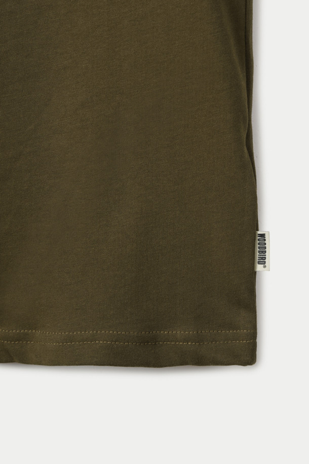 **WOODBIRD(우드버드) Baine Balance(베인 밸런스) 티셔츠**는 남성용 티셔츠로, 미니멀하고 베이직한 스타일을 추구합니다. 카키와 올리브 두 가지 색상으로 출시되었으며, 일상과 산책 등 가벼운 활동에 적합합니다. 오가닉 코튼 100% 소재로 제작되어 부드러운 촉감을 선사하며, 루즈핏 크롭 기장으로 편안함과 스타일리시함을 동시에 잡았습니다. 등판 그래픽 프린트와 가슴 부분의 브랜드 로고가 디자인의 포인트입니다.
