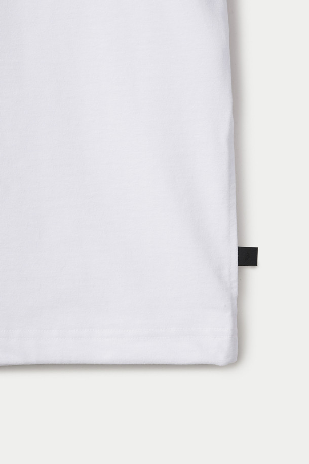 **다이와 피어 39 테크 드로우스트링 티셔츠**는 봄, 여름 시즌 일상에서 편안하게 착용하기 좋은 남녀 공용 반소매 티셔츠입니다. 클래식, 미니멀, 캐주얼 스타일을 아우르며, 동네 마실룩과 산책룩에 적합합니다. 드라이한 촉감의 폴리에스테르 소재로 제작되었으며, 밀도 높은 조직과 탄탄한 형태 유지가 특징입니다. 라운드넥 디자인에 드로우스트링 밑단 디테일로 포인트를 더했으며, 플레이팅 가공을 통해 깔끔한 핏을 선사합니다. 무지 디자인의 화이트 컬러로 다양한 스타일에 매치하기 용이합니다.
