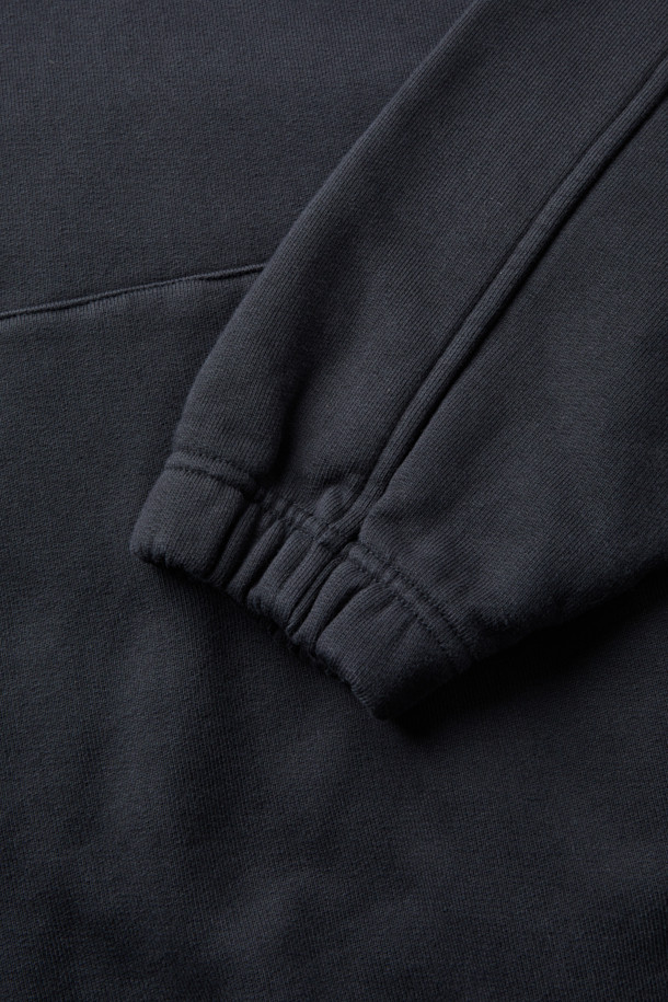 ROA 로고 490gsm 후디는 490gsm 헤비 프렌치 테리 오가닉 코튼 소재로 제작되어 넉넉한 두께감과 부드러운 촉감을 선사합니다. 가슴 부분에는 ROA 자수 로고가 돋보이며, 루즈핏 디자인과 크롭 기장으로 미니멀하고 트렌디한 스타일을 연출합니다. 소매 끝과 밑단 밴딩 마감으로 활동성을 더했으며, 가을, 겨울철 일상복으로 활용하기 좋습니다. 시티보이룩, 캐주얼룩, 집콕룩 등 다양한 TPO에 매치하여 개성 있는 스타일을 완성해보세요.
