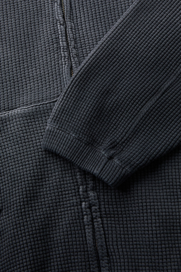 ROA 비 썬 페이디드 와플 집업 후디는 캐주얼, 스포티, 미니멀 스타일을 모두 아우르는 공용 후드 집업입니다. 봄, 가을에 적합하며, 두꺼운 져지 소재로 제작되어 넉넉한 핏과 편안한 착용감을 선사합니다. 와플 패턴, 블랙 컬러가 특징이며, 크롭 기장과 밑단/소매 밴딩, 포켓, 자수 로고 디테일이 돋보입니다. 산책, 집콕, 캠핑 등 다양한 TPO에 레이어링하여 활용하기 좋습니다.
