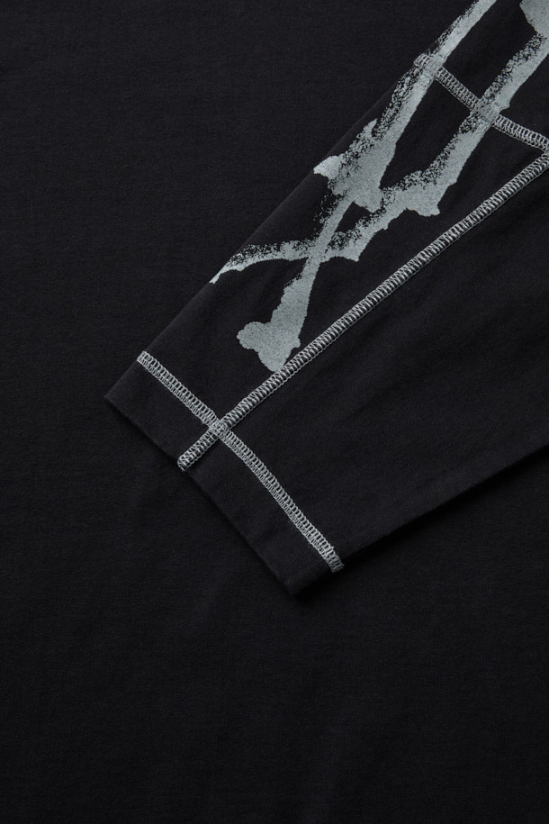 ROA(로아) 스틱 스티치 오가닉 롱슬리브는 두꺼운 헤비웨이트 오가닉 코튼 소재로 제작되어 넉넉한 착용감을 선사합니다. 전면 대비감 있는 프린트와 후면 실버, 문 미스트, 피터 컬러 프린트가 돋보이며, 스티치 디자인으로 포인트를 더했습니다. 라운드넥과 립 처리된 넥라인으로 편안함을 강조했으며, 캠핑룩과 스트릿, 캐주얼 스타일에 모두 잘 어울립니다. 긴 소매 기장의 블랙 컬러 롱슬리브 티셔츠입니다.
