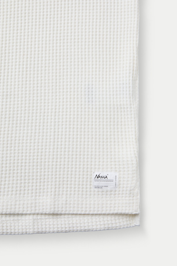 NANGA (난가) 에코 하이브리드 와플 롱슬리브는 재활용 면사를 사용하여 제작된 에코 프렌들리 티셔츠입니다. GRS 인증을 받은 이 티셔츠는 통기성이 뛰어나 여름철에도 쾌적하게 착용할 수 있습니다. 베이직하고 캐주얼한 스타일로 산책룩, 집콕룩 등 다양한 TPO에 활용 가능하며, 레귤러 핏과 얇은 두께로 편안한 착용감을 제공합니다. 립 처리된 넥 라인과 바인딩 마감, Tyvek® 라벨 디테일이 돋보이며, 미니멀, 클래식 스타일을 선호하는 분들께 추천합니다. 와플 패턴의 화이트 컬러 긴소매 티셔츠입니다.

