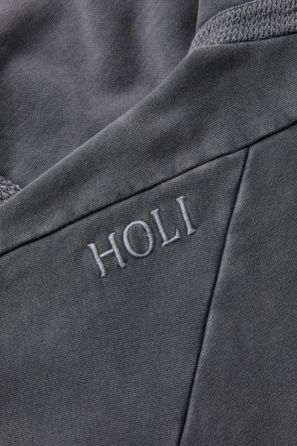 NANGA(난가) 헤이븐 스웻 후디는 가을, 겨울철 일상에서 캐주얼하고 베이직한 스타일로 활용하기 좋은 스웻 후디입니다. 부드러운 촉감의 면과 기모 소재를 사용하여 따뜻하고 편안한 착용감을 제공하며, 루즈핏으로 제작되어 편안한 활동성을 보장합니다. 피그먼트 염색 기법으로 은은한 색감을 표현하고, 구조적인 패널 디자인과 래글런 소매 디테일로 디자인 완성도를 높였습니다. 캠핑룩, 집콕룩 등 다양한 TPO에 활용 가능하며, 무지 디자인과 그레이 컬러로 미니멀, 클래식한 스타일을 연출하기 좋습니다. 단독 세탁을 권장하며, 이염에 주의하여 관리해야 합니다.
