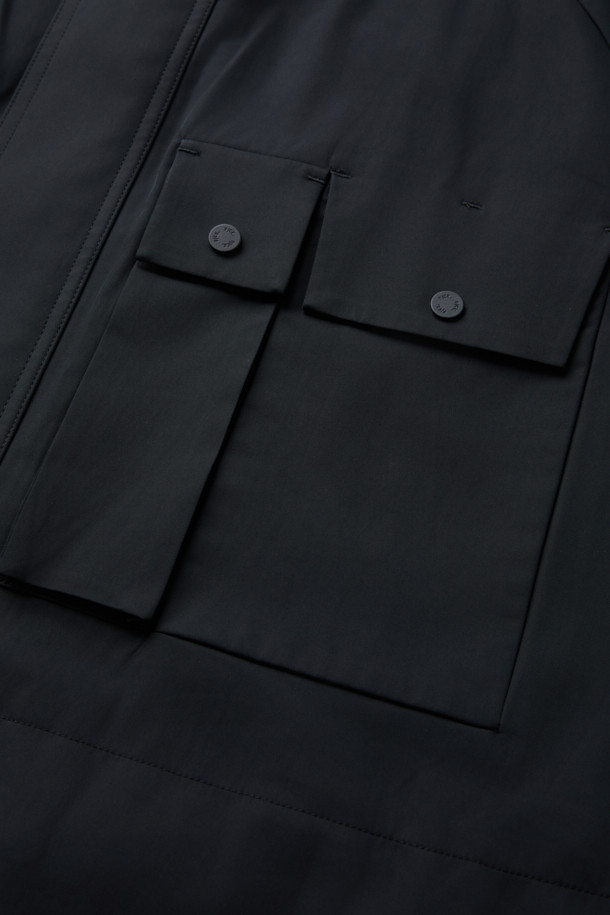 F/CE (에프씨이) MODULAR INTEGRATED 재킷은 봄, 가을 시즌에 활용하기 좋은 블랙 컬러의 여성 및 남성 공용 자켓입니다. 루즈핏으로 편안한 착용감을 선사하며, 드라이한 터치감의 폴리에스테르 소재로 제작되어 부드러운 촉감을 느낄 수 있습니다. 발수 기능과 신축성, 탄성이 더해져 활동성을 높였으며, 자카드 벨트 내장, 사코슈 타입 변형, 분리형 포켓 등 실용적인 디테일을 갖추었습니다. 일상, 여행, 산책 등 다양한 TPO에 스포티, 미니멀, 캐주얼 스타일로 연출하기 좋습니다. 집업 방식으로 간편하게 착용할 수 있는 크롭 기장의 긴소매 자켓입니다.
