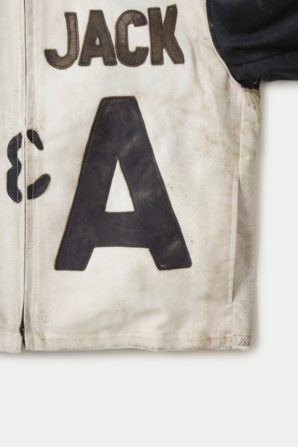 TOLQ(톨크) 트롱프뢰유 라이더 재킷은 빈티지하고 캐주얼한 스타일을 추구하는 당신을 위한 아우터입니다. 화이트와 블랙 두 가지 색상으로 출시되었으며, 봄, 가을에 데이트룩, 쇼핑룩 등 다양한 TPO에 활용하기 좋습니다. 폴리에스테르 소재로 제작되어 편안한 착용감을 선사하며, 릴랙스 핏으로 활동성을 높였습니다. 트롱프뢰유 기법을 사용하여 독특한 시각적 효과를 연출하며, 빈티지 프린팅, 타공 및 은박 몰드 가공, 인젝션 프린트, 자수 디테일로 디자인의 완성도를 높였습니다. 긴 소매와 집업 여밈 방식으로, 미니멀한 스타일을 선호하는 분들께도 훌륭한 선택이 될 것입니다.
