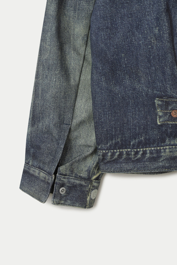 TOLQ(톨크) 트롱프뢰유 데님 재킷은 1940년대 Levi's 506XX 모델을 기반으로 제작된 남녀 공용 데님 재킷입니다. 승화 전사 프린트 가공을 통해 빈티지 워싱 효과를 극대화했으며, 부드러운 촉감의 폴리에스테르 소재로 제작되어 편안한 착용감을 선사합니다. 얇은 두께감과 오버핏 디자인으로 봄, 가을철 캐주얼 및 클래식 스타일을 연출하기에 좋습니다. 동네 마실룩, 데이트룩, 가을 나들이룩 등 다양한 TPO에 맞춰 활용할 수 있으며, 워싱 패턴과 포켓 디테일이 돋보입니다.
