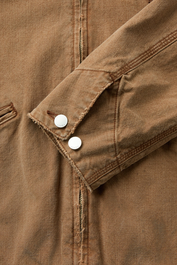 JIEDA 덕 데미지 집 자켓은 빈티지하면서도 캐주얼한 스타일을 연출하는 남녀 공용 아우터입니다. 브라운 컬러의 면, 코듀로이, 가죽 혼방 소재로 제작되어 가을, 겨울 시즌에 따뜻하게 착용할 수 있습니다. 워싱 가공과 데미지 디테일이 돋보이며, 크롭 기장의 레귤러핏으로 트렌디함을 더했습니다. 집업 형식으로 간편하게 착용 가능하며, 지퍼 포켓, 핸드 포켓, 소매 버튼 조절, 가죽 패치 포인트 등 실용적인 디테일이 돋보입니다. 캠핑룩, 여행룩, 캐주얼, 워크웨어, 레트로 스타일을 즐기는 분들에게 추천합니다.
