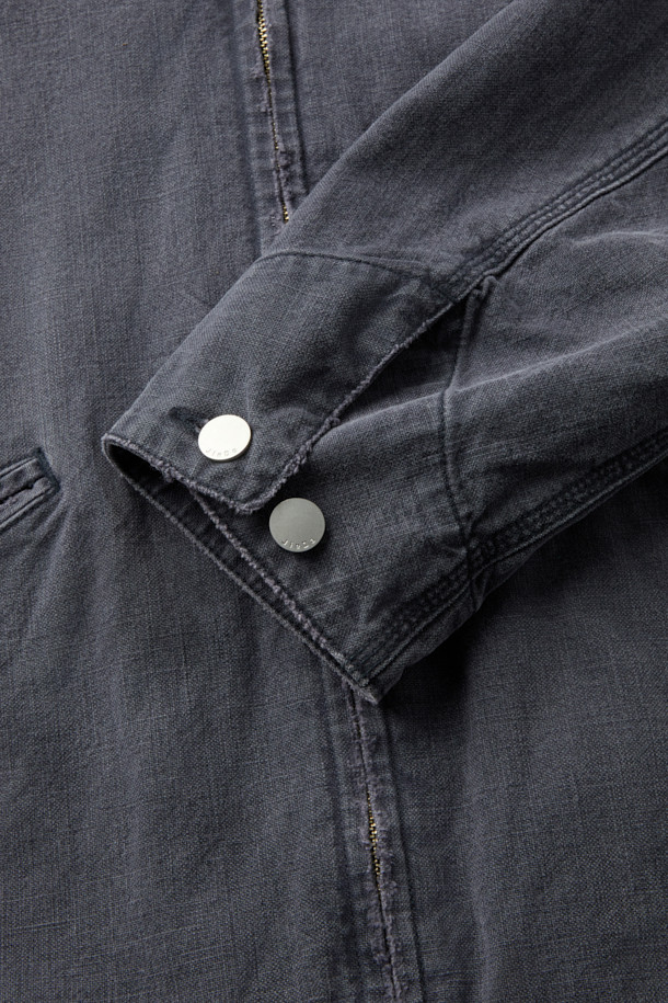 JIEDA 덕 데미지 집 자켓은 빈티지하면서도 캐주얼한 스타일을 연출하는 데 적합한 아우터입니다. 네이비 컬러의 무지 디자인으로, 봄, 가을에 데이트룩 또는 봄 소풍룩에 매치하기 좋습니다. 면, 코듀로이, 가죽 소재를 사용하여 레귤러핏으로 제작되었으며, 크롭 기장의 긴소매 집업 자켓입니다. 워싱 및 데미지 가공, 바이오 워싱으로 빈티지한 멋을 더하며, 가슴 지퍼 포켓, 핸드 포켓, 가죽 패치, 소매 버튼 조절 기능 등 디테일한 요소들이 특징입니다. 캐주얼, 미니멀 스타일을 선호하는 분들께 추천합니다.
