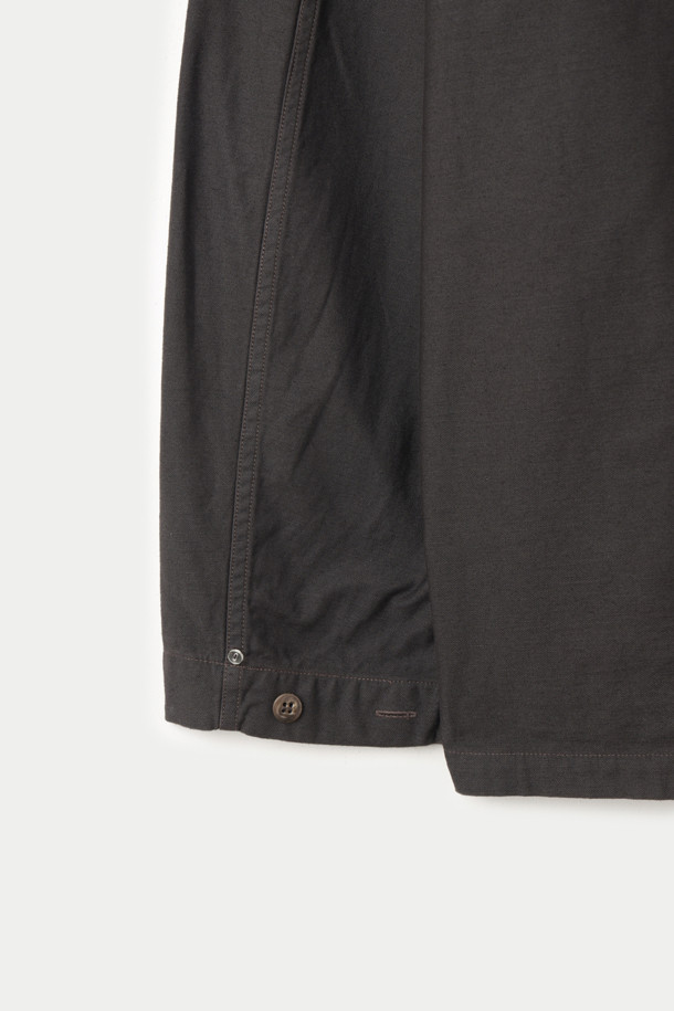 INNAT (인낫) 43 HBT 재킷은 밀리터리, 빈티지, 캐주얼 스타일을 아우르는 공용 워크 재킷입니다. 백 새틴 소재에 중간 두께감으로, 봄, 가을 시즌에 적합하며 릴랙스 핏으로 편안한 착용감을 선사합니다. 블랙 컬러의 무지 디자인으로 다양한 스타일에 매치하기 좋으며, 긴 소매와 버튼 여밈 방식이 특징입니다. 가스 플랩 디테일, 탈부착 가능한 버튼, 식물성 하이브리드 염색, 이너 플랩 등의 디테일이 돋보이는 제품입니다. 캐주얼, 클래식, 워크웨어 스타일을 즐겨 입는 분들께 추천합니다.
