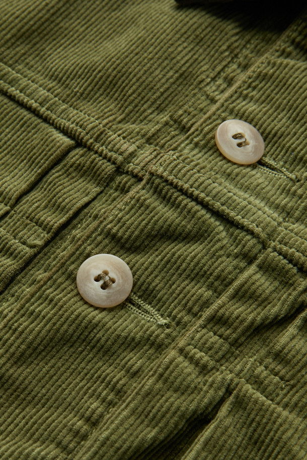 **INNAT TYPE-2 트러커 재킷**은 빈티지하면서도 모던한 감각을 동시에 선사하는 공용 트러커 재킷입니다. 14 웨일 코듀로이 원단으로 제작되어 부드러운 촉감을 자랑하며, 천연 강황 및 식물성 하이브리드 염색 기법으로 은은한 카키와 강황색 컬러를 표현했습니다. TYPE-2 디자인과 레귤러 핏으로 클래식, 캐주얼, 워크웨어 스타일을 모두 아우르며, 간절기 여행룩과 캠핑룩에 활용하기 좋습니다. 버튼 여밈 방식과 긴 소매 기장으로, 초여름부터 초가을까지 적당한 두께감으로 편안하게 착용할 수 있습니다.
