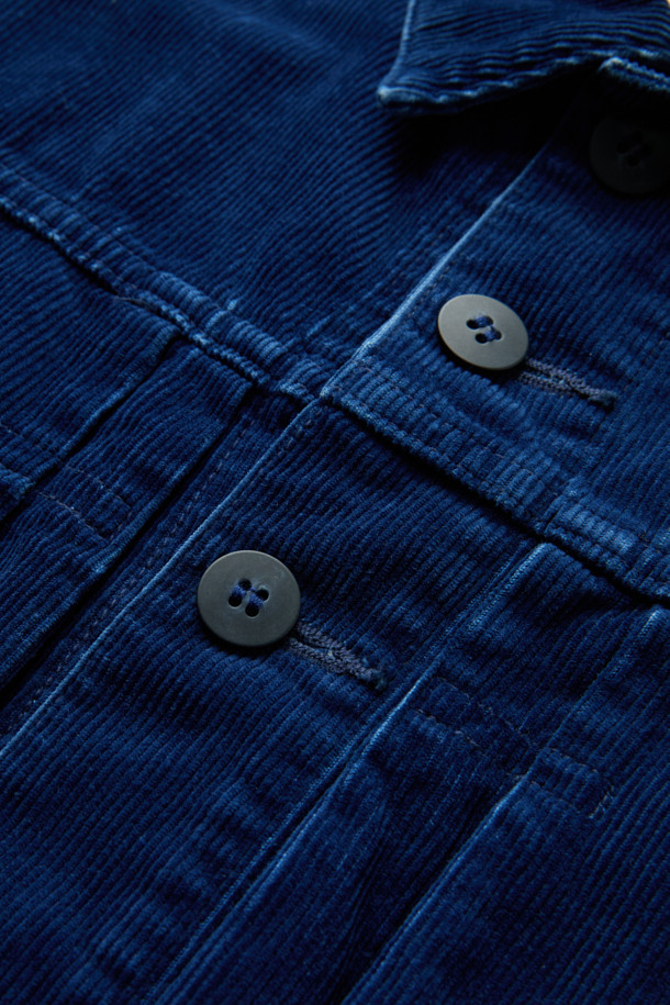 INNAT(인낫) 인디고 TYPE-2 트러커 재킷은 남성을 위한 캐주얼, 클래식, 워크웨어 스타일의 아우터입니다. 14 웨일 코듀로이와 데님 소재를 사용하여 부드러운 촉감을 선사하며, 중간 두께감으로 여름과 가을에 착용하기 좋습니다. 인디고 컬러의 무지 디자인에 레귤러핏으로 제작되었으며, 크롭 기장의 긴 소매와 버튼 여밈 방식을 갖추었습니다. 스톤 바이오 워싱과 빈티지 워싱 처리로 자연스러운 멋을 더했으며, 이염에 주의하여 착용해야 합니다.
