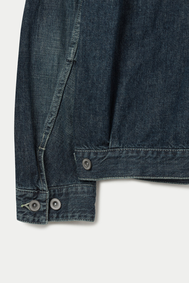 SAGE DE CRET(사쥬 드 크레) 데님 숏 재킷은 남성용으로, 봄, 가을에 착용하기 좋은 캐주얼, 워크웨어 스타일의 데님 재킷입니다. 네이비 컬러의 무지 디자인이며, 면과 린넨 혼방 소재로 제작되어 부드러운 촉감을 선사합니다. 숏 기장에 오버핏으로 편안한 착용감을 제공하며, 트러커 코트 스타일의 버튼 여밈 방식과 워싱 가공, 플리츠 디테일, 프론트 포켓이 특징입니다. 데이트룩, 쇼핑룩에 어울리는 미니멀한 디자인의 재킷입니다.
