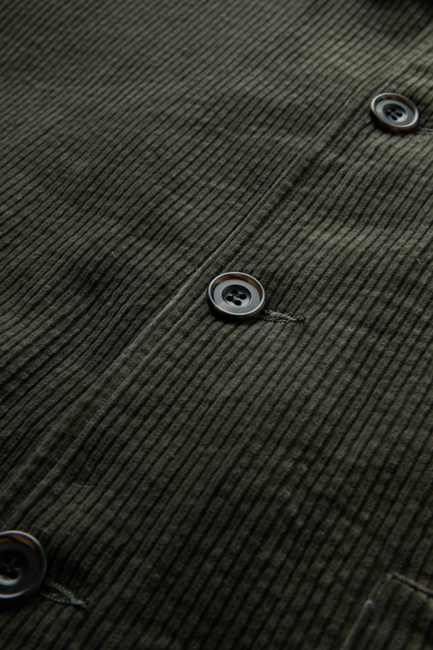 SAGE DE CRET(사지 드 크레) 코듀로이 숏 커버올 재킷은 워크웨어와 캐주얼 스타일을 모두 아우르는 매력적인 아우터입니다. 7골 코듀로이 소재와 텀블 가공으로 부드러운 촉감을 선사하며, 오버핏과 박시핏으로 편안한 착용감을 제공합니다. 가을과 겨울, 데일리룩, 나들이룩, 동네 마실룩 등 다양한 TPO에 활용할 수 있습니다. 워크웨어 스타일의 포켓과 허리 사이즈 조절 테이프, 코튼 안감 등의 디테일이 돋보입니다. 올리브 컬러의 무지 디자인은 어떤 스타일에도 쉽게 매치할 수 있는 실용적인 아이템입니다.
