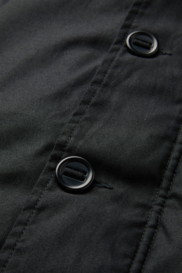 나이젤 카본 OW02 덱 재킷 코듀로이는 가을, 겨울 시즌에 어울리는 남성용 아우터입니다. 블랙 컬러의 레귤러핏 덱 재킷으로, 워크웨어, 클래식, 미니멀 스타일을 모두 아우릅니다. 두꺼운 코듀로이 소재를 사용하여 보온성을 높였으며, 밑단 스트링 조절과 요크 및 팔 패치 강화 디테일이 특징입니다. 버튼 여밈 방식으로 출근룩에 멋을 더하며, 긴 소매 기장으로 안정적인 착용감을 제공합니다. 밀리터리 스타일의 덱 재킷으로, 튼튼함과 세련된 디자인을 동시에 만족시킵니다.
