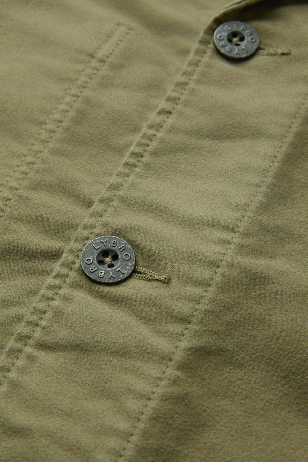 나이젤 카본 워크 수트 몰스킨 재킷은 가을, 겨울 시즌에 어울리는 남성용 아우터입니다. 베이지와 카키 두 가지 색상으로 출시되었으며, 클래식과 워크웨어 스타일을 아우르는 루즈 핏의 3버튼 디자인 재킷입니다. 부드러운 촉감의 두꺼운 몰스킨 소재로 제작되어 보온성을 높였으며, 가슴 패치 포켓과 허리 라운드 포켓이 실용성을 더합니다. 출근룩, 비즈니스 캐주얼, 모임룩 등 다양한 TPO에 활용 가능하며, 미니멀한 스타일 연출에도 적합합니다.
