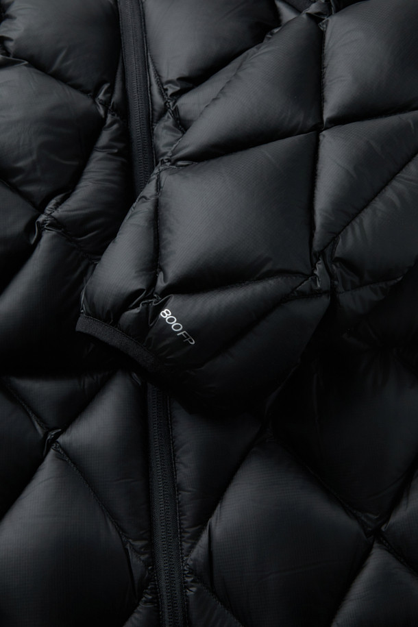 ROA NUNA (누나) 800 필파워 후디드 다운 재킷은 아웃도어 활동과 일상생활 모두에 적합한 공용 다운 재킷입니다. 800 필파워 다운 충전재와 립스탑 나일론 원단으로 제작되어 뛰어난 보온성과 가벼운 착용감을 제공하며, 방수 기능을 갖춰 변덕스러운 날씨에도 쾌적함을 유지합니다. 슬림핏 디자인에 크롭 기장으로 활동성을 높였으며, 미니멀하고 스포티한 스타일을 연출합니다. 양방향 리버스 지퍼, 대형 전면 포켓, 엄지 구멍, 조절 가능한 밑단, 내장 후드 등의 디테일은 실용성을 더하며, 겨울철 데일리룩과 여행룩에 활용하기 좋습니다.
