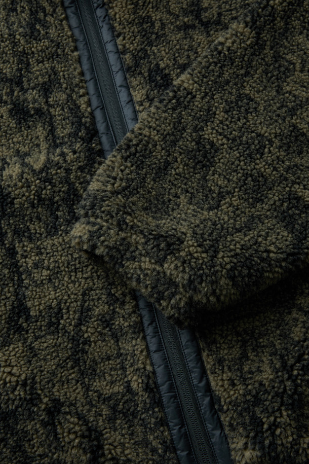 ROA EWE (로아 이웨) 퍼리 재킷은 부드러운 촉감의 플리스와 페이크퍼 소재를 사용하여 가을, 겨울철 따뜻함을 선사하는 오버핏 플리스 재킷입니다. 하이넥 디자인과 밴딩 소매, 지퍼 포켓, 로고 자수 디테일이 돋보이며, 뛰어난 보온성과 방풍 기능으로 편안한 착용감을 제공합니다. 블랙 컬러의 무지 디자인으로 어떤 스타일에도 쉽게 매치할 수 있으며, 캐주얼, 스포티, 미니멀한 스타일을 연출하기 좋습니다. 산책룩이나 캠핑룩과 같이 활동적인 상황에서도 활용하기 좋은 데일리 아우터입니다. 크롭 기장으로 트렌디함을 더했습니다.
