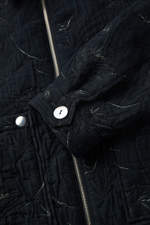 MIDTHINGS(미드띵스) 자카드 재킷은 유니크한 스타일을 추구하는 당신을 위한 아이템입니다. 블랙 컬러의 루즈핏 자켓으로, 봄, 가을에 어울리는 두꺼운 두께감과 부드러운 촉감이 특징입니다. 플라워 자카드 무늬가 돋보이며, 3중 구조 자카드 소재와 볼륨감 있는 실루엣이 세련된 룩을 연출합니다. 지퍼 여밈 방식과 이중 구조 프론트 포켓, 사이드 도트 버튼, WALDES(왈데스) 지퍼, 조개 버튼 장식 등의 디테일이 돋보이며, 모임룩이나 데이트룩과 같은 TPO(Time, Place, Occasion)에 클래식하고 시크하게 연출하기 좋습니다. 크롭 기장의 긴소매 자켓으로 다양한 스타일링에 활용해보세요.
