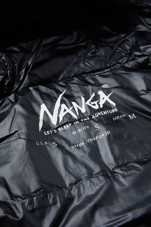 NANGA(낭가) 울티라이트 다운 파카 패커블은 겨울철 아웃도어 활동과 여행에 적합한 남녀 공용 다운 파카입니다. 슬림핏으로 제작되었으며, 블랙 색상에 무지 패턴으로 어떤 스타일에도 잘 어울립니다. 보온성이 뛰어나고 경량 소재를 사용하여 휴대성이 용이하며, 패커블 기능으로 간편하게 보관할 수 있습니다. 퀼팅 디테일과 후드가 디자인되어 스포티하면서도 캐주얼한 매력을 더하며, 리사이클 소재를 사용하여 환경까지 생각했습니다. 여행룩, 캠핑룩, 등산룩 등 다양한 TPO에 활용 가능하며, 미니멀한 스타일을 연출하기 좋습니다.
