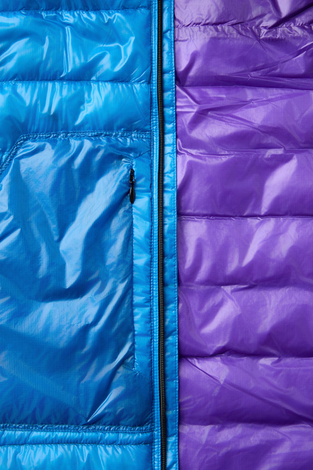 NANGA (난가) 울티라이트 다운 파카 패커블은 겨울철 아웃도어 활동과 여행에 적합한 다운 파카입니다. 블루와 퍼플 두 가지 색상으로 제공되며, 스포티하고 캐주얼한 스타일을 연출합니다. 가볍고 휴대성이 뛰어난 패커블 타입으로, 퀼팅 디테일과 부드러운 촉감이 특징입니다. 레귤러핏에 긴 소매 기장, 집업 여밈 방식으로 제작되었으며, 보온 기능과 안감 다운으로 추운 날씨에도 따뜻함을 유지해 줍니다. 여행룩과 캠핑룩, 미니멀한 스타일을 즐기는 분들께 추천합니다.
