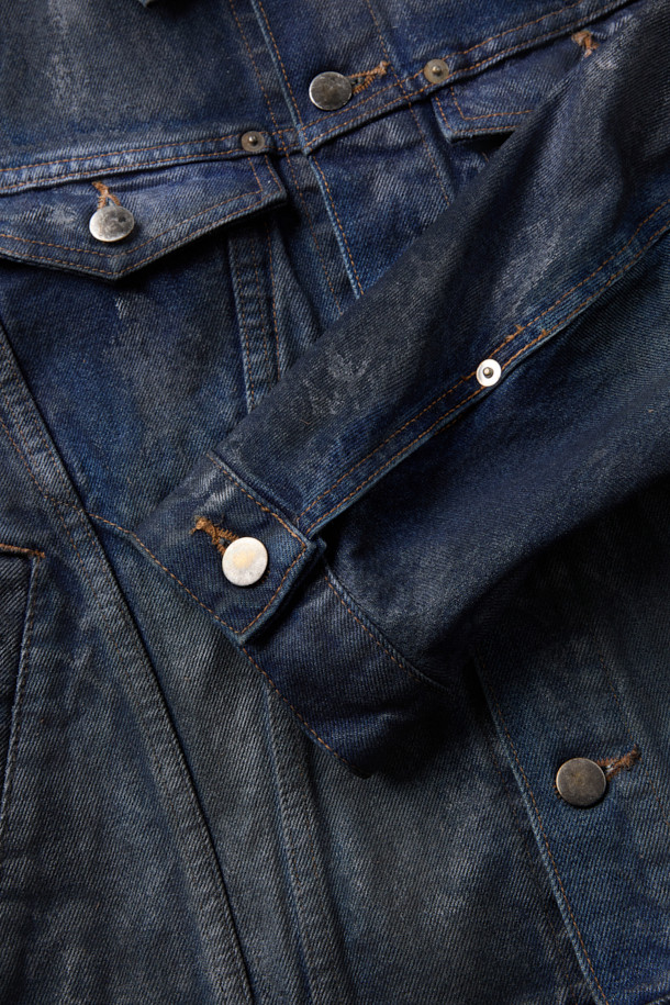 NVRFRGT(엔브이에프알지티) 3D 트러커 재킷은 남성용 아우터로, 봄, 가을에 착용하기 좋은 두꺼운 데님 소재의 트러커 자켓입니다. 인디고 컬러의 무지 디자인에 14oz 불규칙 방적사 원단, 곡선형 솔기 라인, 레이싱 웨어 스타일, 다크 페이드 워싱, 래스터 코팅 가공, 클리어 코팅 마감 등의 특징을 더했습니다. 레귤러핏으로 제작되었으며, 버튼 여밈 방식과 크롭 기장으로 캐주얼, 스트릿, 미니멀 스타일 연출에 적합합니다. 데이트룩과 모임룩에 활용하여 개성 있는 스타일을 완성할 수 있습니다.
