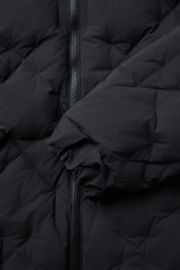 CMF 우븐 다운 후디는 미니멀한 스타일을 추구하는 당신을 위한 겨울철 필수 아이템입니다. 일상과 여행 등 다양한 TPO에 활용 가능하며, X자 구조 직조와 다운팩 없는 구조로 가볍고 편안한 착용감을 선사합니다. 다운 90%, 페더 10% (700FP)의 뛰어난 보온성으로 추운 날씨에도 따뜻함을 유지하며, CMF WOVEN 기술과 다운 본딩 처리로 내구성을 높였습니다. 블랙 컬러의 무지 디자인에 오버핏, 크롭 기장으로 스타일리시함을 더하고, 사선 포켓과 집업 여밈 방식이 실용성을 더합니다.
