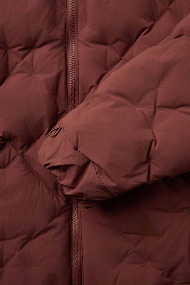 CMF 우븐 다운 후디는 CMF WOVEN 직조 기술을 적용하여 보온성과 내구성을 극대화한 다운 점퍼입니다. 다운 90%, 페더 10% (700FP)의 충전재로 제작되어 가볍고 따뜻하며, 다운 쏠림과 뭉침을 방지하여 쾌적한 착용감을 제공합니다. 오버핏, 크롭 기장으로 트렌디한 스타일을 연출하며, 사선 포켓과 집업 여밈 방식으로 실용성을 더했습니다. 브라운 컬러의 무지 디자인으로, 여행룩, 캠핑룩, 캐주얼, 미니멀, 고프코어 스타일 등 다양한 스타일에 활용하기 좋습니다. 겨울철 데일리 아우터로 추천합니다.
