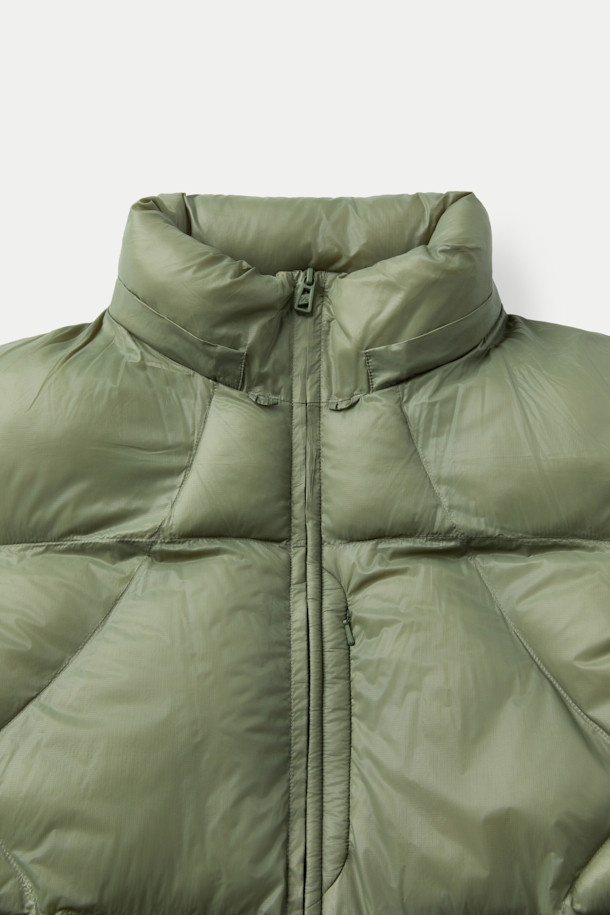 F/CE(에프씨이) 퍼텍스 미니멀 패딩 파카는 남녀 모두 착용 가능한 겨울철 아우터입니다. 카키와 올리브 두 가지 색상으로 출시되었으며, 일상생활과 출근룩에 적합한 미니멀, 클래식, 캐주얼 스타일을 연출할 수 있습니다. PERTEX® QUANTUM 소재, 20데니어 초극세사, 고밀도 직조, PrimaLoft 충전재를 사용하여 가볍고 내구성이 뛰어나며, 뛰어난 보온성을 제공합니다. 집업 방식의 오버핏 크롭 기장으로, 긴 소매 디자인이 특징입니다. 부드러운 촉감과 무지 디자인이 돋보이는 겨울철 필수 아이템입니다.
