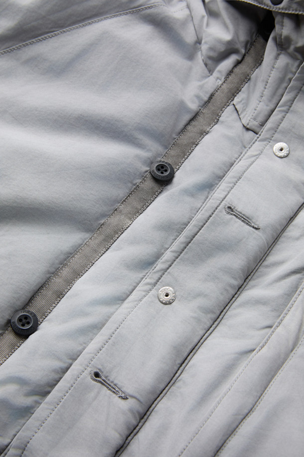 INNAT(인낫) x WILD THINGS(와일드 띵스) 가먼트 다이드 마칼루 다운은 일상과 아웃도어 활동 모두에 적합한 남녀 공용 다운점퍼입니다. 톤 다운된 그레이 컬러와 캐주얼, 아웃도어 스타일을 결합하여 다양한 룩에 활용하기 좋습니다. 면, 나일론 혼방 소재로 제작되었으며, 덕다운 80%, 페더 20% 충전재로 뛰어난 보온성을 제공합니다. 2-WAY 후드, WILD CAT 로고, 게임 포켓 등의 디테일과 피그먼트 염색 가공으로 빈티지한 텍스처를 더했습니다. 스냅버튼 밑단 조절 기능으로 사이즈 조절이 가능하며, 겨울철 여행, 캠핑, 등산 시 따뜻하고 스타일리시하게 연출할 수 있습니다.
