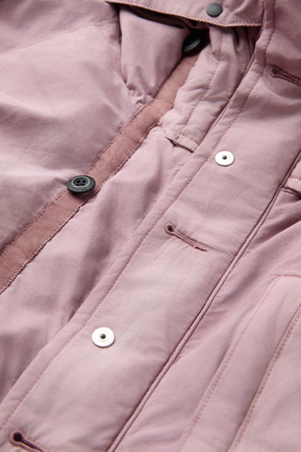 INNAT (이낫) x WILD THINGS (와일드 띵스) 가먼트 다이드 마칼루 다운은 캐주얼과 클래식 스타일을 아우르는 숏패딩입니다. 핑크 컬러의 무지 디자인으로, 겨울철 일상룩과 여행, 캠핑룩에 잘 어울립니다. 오버핏으로 편안한 착용감을 선사하며, 면, 나일론, 덕다운 소재를 사용하여 보온성을 높였습니다. 후드 2-WAY 타입으로 후드 수납이 가능하며, 스냅 버튼으로 길이 조절이 가능합니다. 피그먼트 염색 가공과 빈티지한 텍스처, 브랜드 로고 자수, 게임 포켓 적용이 돋보이는 제품입니다.
