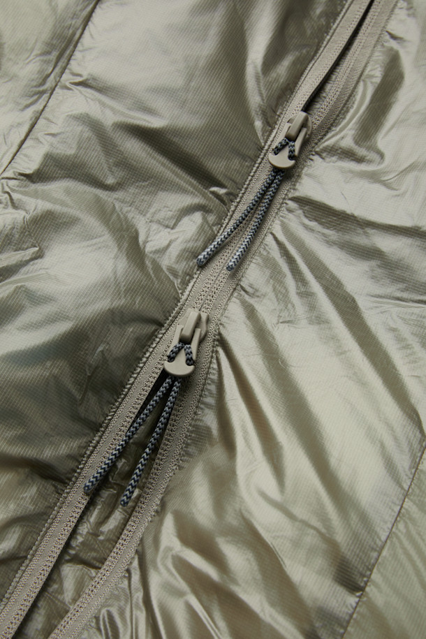 ROA 스무스 다운 재킷은 일상, 아웃도어 활동은 물론 여행, 캠핑, 등산 등 다양한 TPO에 활용 가능한 다운 자켓입니다. 카키와 올리브 두 가지 색상으로 출시되었으며, 스포티, 캐주얼, 고프코어 스타일을 모두 소화할 수 있습니다. 보온, 경량, 방풍 기능은 물론 친환경 충전재 Comfortemp® Ecodown과 재활용 PET 섬유 기반의 소재를 사용하여 기능성과 친환경성을 동시에 잡았습니다. 초경량 27g 마이크로 립스탑 나일론 소재와 부드러운 촉감을 자랑하며, 크롭 기장의 박시핏과 루즈핏으로 편안한 착용감을 선사합니다. 히든 지퍼 포켓, 조절 가능한 후드, 밑단/소매 밴딩 디테일이 돋보이는 숏패딩으로, 겨울철 스타일리시한 연출을 완성해보세요.
