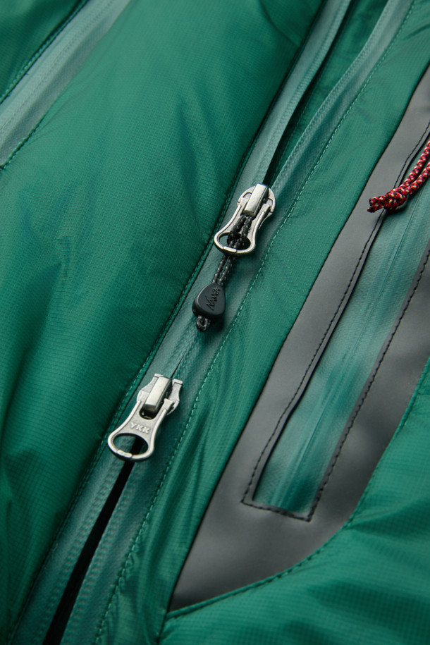 NANGA(난가) 오로라 텍스 라이트 스탠드 칼라 다운 재킷 MIKAMI는 일상과 아웃도어 활동 모두에 적합한 남녀 공용 다운 재킷입니다. 방풍 기능과 보온성을 갖춘 두꺼운 두께감의 이 제품은 겨울철 추위로부터 몸을 보호하며, 부드러운 촉감의 나일론 소재를 사용하여 편안한 착용감을 제공합니다. 후드 탈부착, 드래프트 튜브, 가슴 포켓, 그리고 KARUISHI 소재와 이중 다운 레이어 적용으로 기능성을 높였습니다. 스포티, 캐주얼, 고프코어 스타일을 아우르며 여행, 캠핑, 등산 등 다양한 TPO에 활용 가능합니다. 그린 컬러의 무지 디자인으로 어떤 스타일에도 쉽게 매치할 수 있습니다.
