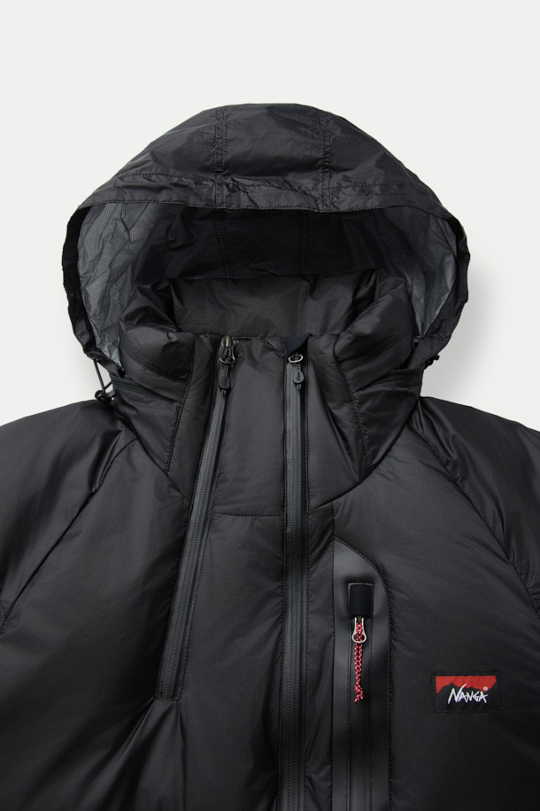 NANGA(난가) 오로라 텍스 라이트 스탠드 칼라 다운 재킷 MIKAMI는 일상과 아웃도어 활동 모두에 적합한 남녀 공용 겨울 다운 재킷입니다. 스포티하고 캐주얼한 무드의 무지 디자인에 레귤러 핏으로 제작되었으며, 두꺼운 두께감의 나일론 소재로 부드러운 촉감을 선사합니다. 150g SPDX 다운 충전재와 이중 다운 레이어를 적용하여 뛰어난 보온성과 방풍 기능을 제공하며, KARUISHI 소재를 사용한 소매 끝단과 칼라 안감이 특징입니다. 가슴 포켓 디자인과 직조 라벨 부착으로 실용성을 더했으며, 캠핑룩, 스포티, 캐주얼, 미니멀 스타일을 연출하기 좋습니다.
