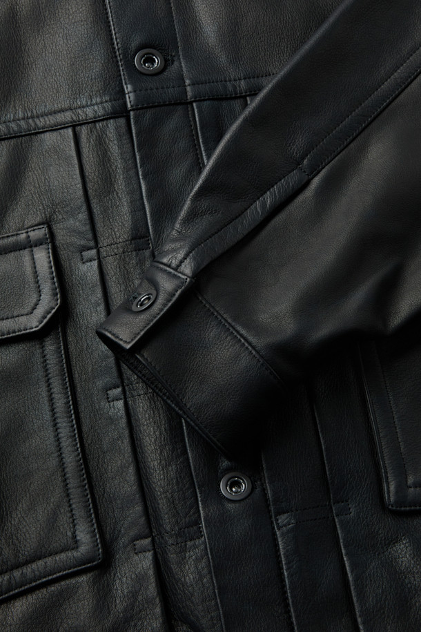 A 레더 트러커 재킷은 시크하고 세련된 스타일을 연출하는 블랙 컬러의 소가죽 재킷입니다. 봄, 가을 시즌에 적합하며, 루즈핏 크롭 기장으로 모던하면서도 클래식한 분위기를 자아냅니다. 버튼 여밈 방식과 포켓 디테일이 돋보이며, 레이온과 큐프라 안감으로 편안한 착용감을 선사합니다. 데이트룩, 모임룩, 출근룩 등 다양한 TPO에 활용 가능한 미니멀한 디자인의 아이템입니다.
