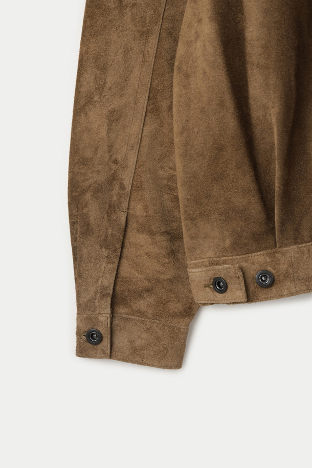 A LEATHER(레더) 스웨이드 트러커 재킷은 클래식하고 우아한 스타일을 연출하는 아우터입니다. 카멜과 블랙 두 가지 색상으로 출시되어, 데이트룩과 모임룩에 잘 어울리는 아이템입니다. 부드러운 촉감의 소가죽 스웨이드 소재로 제작되었으며, 히메지 태닝 및 염색 가죽을 사용하여 자연스러운 에이징을 경험할 수 있습니다. 루즈핏 크롭 기장으로, 미니멀하고 시크한 스타일을 완성하며 레이어드 연출에도 용이합니다. 버튼 여밈 방식의 긴 소매 트러커 재킷으로, 다양한 스타일을 연출해보세요.
