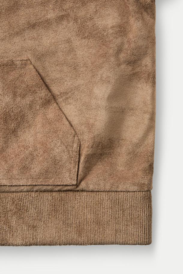 A LEATHER (레더) 집 후디는 부드러운 소가죽, 레이온, 면 혼방 소재로 제작된 남녀 공용 가죽 후드 집업입니다. 가을, 겨울 시즌에 어울리며, 캐주얼, 스트릿, 미니멀 스타일을 연출하기 좋습니다. 크롭 기장의 레귤러핏으로, 스웨트셔츠 봉제 기법과 소매 및 밑단 가죽 립 처리, 파워 네트 삽입을 통한 신축성 구현으로 활동성을 높였습니다. 넉넉한 두께감과 부드러운 촉감, 무지 디자인이 특징이며, 여행룩 또는 캠핑룩에 활용하기 좋습니다. 안감은 레이온/면 혼방으로 제작되어 편안한 착용감을 선사합니다.
