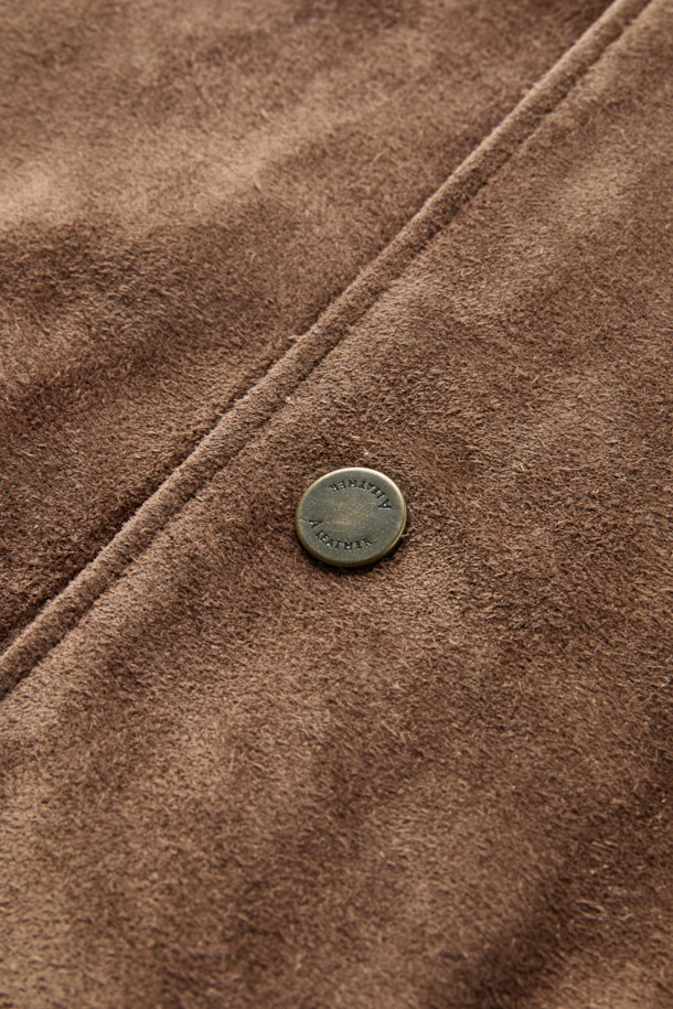 A LEATHER 어워드 재킷은 남성용 아우터로, 가을과 겨울에 착용하기 좋은 두꺼운 두께감의 클래식 스타일 어워드 재킷입니다. 브라운 컬러의 소가죽과 레이온, 면 소재를 사용하여 부드러운 촉감을 선사하며, 긴 소매와 루즈핏으로 편안한 착용감을 제공합니다. 소매 볼륨감과 가죽 립 디테일, 입체적인 실루엣이 특징이며, 데이트룩, 모임룩, 비즈니스 캐주얼에 활용하기 좋습니다. 버튼 여밈 방식과 무지 패턴으로 미니멀하고 시크한 스타일을 연출할 수 있습니다.
