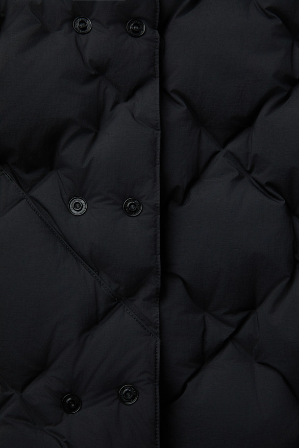 CMF 우븐 다운 베스트는 가을, 겨울철 일상과 출퇴근, 여행 시에 활용하기 좋은 다운 베스트입니다. CMF WOVEN 기술을 적용하여 다운팩 없이 다운 90%, 페더 10% (700FP)의 충전재를 다운 본딩 처리하여 보온성과 경량성을 동시에 잡았습니다. 미니멀한 스타일의 무지 디자인에 레귤러핏으로 제작되었으며, 집업 스타일과 크롭 기장, 민소매 디자인이 특징입니다. 블랙 색상으로 출시되어 다양한 룩에 매치하기 용이하며, 사선 포켓이 실용성을 더합니다.
