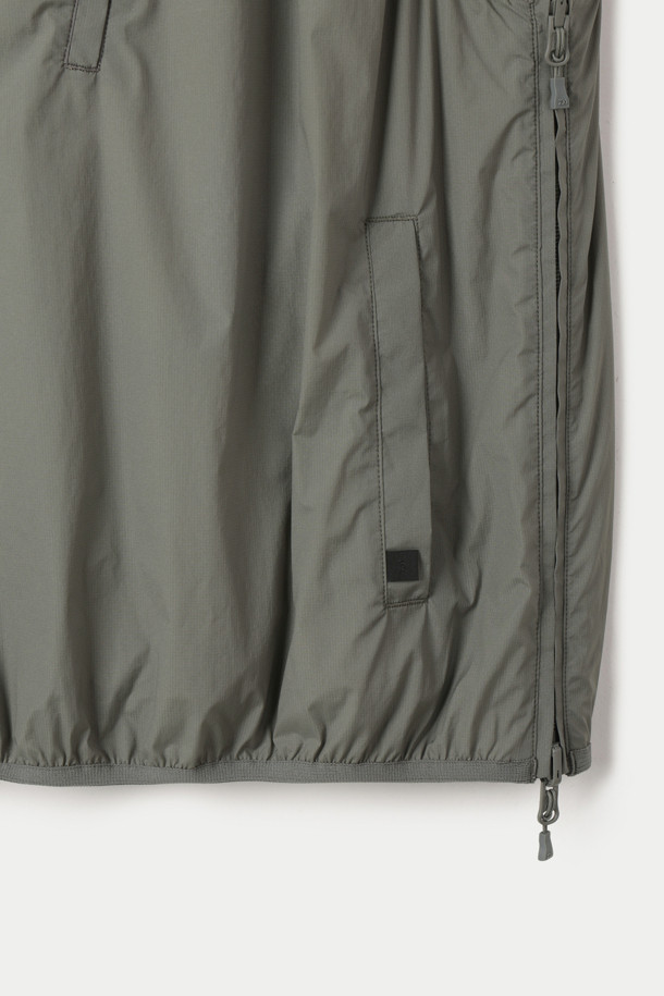 다이와 피어 39 리버시블 필드 베스트는 아웃도어 활동과 일상생활 모두에서 활용 가능한 남성용 베스트입니다. 그레이 컬러의 무지 디자인으로, 봄, 가을에 착용하기 적합하며 밀리터리, 아웃도어 스타일을 연출합니다. 양면 모두 활용 가능한 리버시블 디자인이며, 얇은 두께와 메쉬 안감으로 통기성을 높였습니다. 나일론과 폴리에스터 혼방 소재로 제작되어 내구성이 뛰어나며, 오버핏 실루엣과 브이넥 디자인이 특징입니다. 양쪽 사이드 지퍼와 실용적인 수납공간을 갖춰 여행룩, 캠핑룩, 가을 나들이룩 등 다양한 TPO에 캐주얼, 고프코어, 미니멀 스타일로 활용하기 좋습니다.
