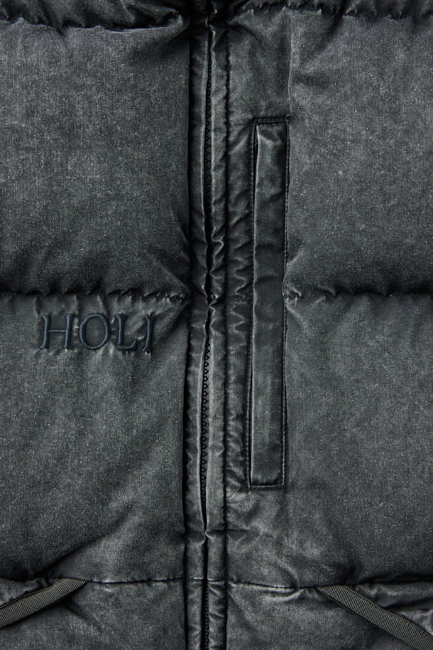 NANGA(난가) 알라야 다운 베스트는 일상생활과 실내외에서 모두 활용 가능한 베이직 스타일의 다운 베스트입니다. 180g의 리사이클 다운 충전재를 사용하여 뛰어난 보온성을 제공하며, 가볍게 착용할 수 있어 편안합니다. 레귤러핏으로 제작되었으며, 무지 디자인의 그레이 컬러로 다양한 출근룩과 여행룩에 미니멀, 캐주얼, 클래식 스타일을 더할 수 있습니다. 집업 스타일로 간편하게 착용 가능하며, 폴리에스터 안감으로 마감되었습니다. 겨울철, 경량 보온을 위한 실용적인 선택입니다.
