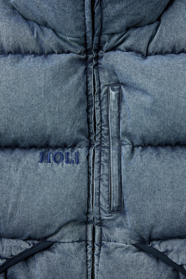 NANGA (난가) 알라야 다운 베스트는 겨울철 보온성을 책임지는 남성용 다운 베스트입니다. 네이비 색상에 무지 디자인으로, 출근룩이나 여행룩 등 다양한 TPO에 활용하기 좋습니다. 180g 리사이클 다운 충전재를 사용하여 가볍지만 뛰어난 보온성을 제공하며, 부드러운 촉감의 폴리에스터 안감으로 편안한 착용감을 선사합니다. 집업 스타일의 레귤러핏으로 미니멀, 클래식, 캐주얼 등 어떤 스타일에도 잘 어울립니다. 일상과 실내외 활동 모두에서 활용 가능한 실용적인 아이템입니다.
