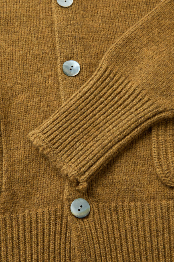 MIDTHINGS(미드띵스) 버드 패치 가디건은 가을, 겨울 시즌에 어울리는 여성 상의 니트/스웨터입니다. 머스타드와 브라운 두 가지 색상으로 만나볼 수 있으며, 캐주얼하고 베이직한 스타일을 연출합니다. 울과 코튼 혼방 소재로 제작되어 따뜻하고 포근하며, 루즈핏과 크롭 기장으로 편안한 착용감을 선사합니다. 엄지 홀 디테일과 볼륨감 있는 소매, 천연 조개 버튼, 패치 디자인이 돋보이며, 데이트룩, 모임룩, 캐주얼, 클래식, 미니멀 스타일 모두 소화 가능합니다.
