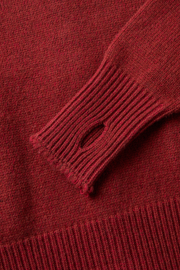 MIDTHINGS(미드띵스) 버드 패치 가디건은 가을, 겨울 시즌에 어울리는 루즈핏 니트 가디건입니다. 울과 코튼 혼방 소재로 제작되어 두께감이 느껴지며, 까끌거리는 촉감이 특징입니다. 라운드넥 디자인에 엄지홀 디테일, 볼륨감 있는 소매가 돋보이며, 천연 조개 버튼과 짧은 기장감으로 클래식하고 페미닌한 무드를 연출합니다. 버건디와 레드의 두 가지 색상으로 출시되어 데이트룩, 모임룩, 연말 모임룩 등 다양한 TPO에 활용 가능하며, 미니멀, 캐주얼 스타일을 즐겨 입는 분들께 추천합니다.
