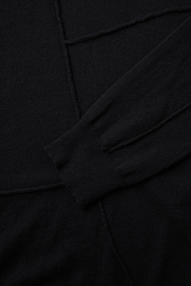 CHIAHUNG SU (치아홍 수) 핸드 다이드 캐시미어 터틀넥은 부드러운 촉감의 캐시미어 소재로 제작되어 가을, 겨울 시즌에 따뜻함을 선사합니다. 블랙 컬러의 무지 디자인으로 모던하고 미니멀한 스타일을 연출하며, 핸드 다잉 기법으로 섬세함을 더했습니다. 출근룩, 오피스룩, 모임룩 등 다양한 TPO에 활용 가능하며, 클래식, 미니멀, 시크한 스타일을 완성합니다. 긴 소매와 터틀넥 디자인은 세련된 분위기를 자아냅니다.
