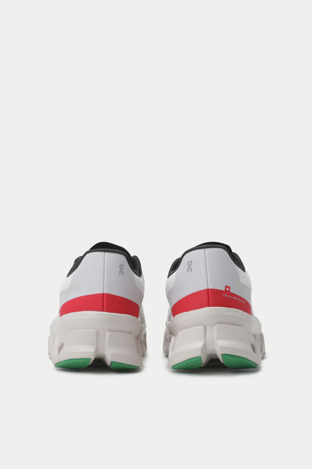 온러닝 클라우드몬스터는 남성 러너를 위한 스포티하고 미니멀한 디자인의 러닝화입니다. 화이트, 블랙, 레드의 세 가지 색상으로 출시되었으며, 사계절 러닝 및 데일리 착용에 적합합니다. 굽 높이는 3cm이며, CloudTec® 쿠셔닝과 Helion™ 슈퍼폼, Speedboard®가 적용되어 뛰어난 쿠셔닝, 반발력, 충격 흡수 기능을 제공합니다. 또한, 포워드 롤링 모션으로 더욱 편안한 러닝 경험을 선사하며, 무게는 약 550g입니다. 러닝룩을 위한 완벽한 선택입니다.
