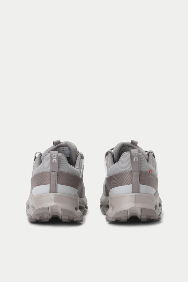 온 런닝 클라우드호라이즌은 러닝과 운동을 위한 남성용 러닝화입니다. 그레이 컬러의 무지 디자인으로, 폴리에스터와 나일론 소재를 사용하여 사계절 내내 착용할 수 있습니다. 라운드 앞코에 4cm 굽 높이의 플랫 타입으로 제작되었으며, 끈으로 조절하여 편안하게 신을 수 있습니다. 로우탑 디자인의 스포티, 미니멀, 캐주얼 스타일을 연출할 수 있습니다. CloudTec 쿠셔닝, Speedboard 추진력, Helion 슈퍼폼 기술을 통해 충격 흡수와 경량성을 제공합니다.
