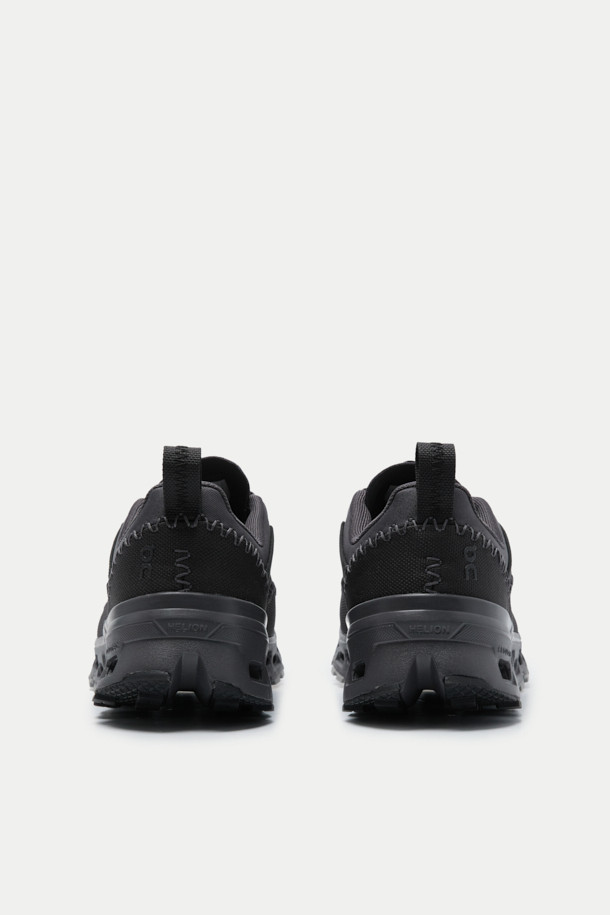 온 러닝 클라우드어웨이 2 (ON RUNNING CLOUDAWAY 2)는 남성 러닝 및 일상용 신발입니다. 블랙 컬러에 넓은 발볼을 가진 사계절용 제품으로, 폴리에스터, 고무, 나일론 등 튼튼한 소재로 제작되었습니다. 발수 기능과 뛰어난 접지력, 통기성을 제공하며, 미션그립™ 아웃솔과 클라우드울트라 바닥 유닛이 특징입니다. 토글 방식의 신발 여밈과 극세사 안감을 사용하여 편안함을 더했습니다. 스포티, 미니멀, 캐주얼 스타일의 러닝룩과 피트니스룩에 잘 어울립니다.
