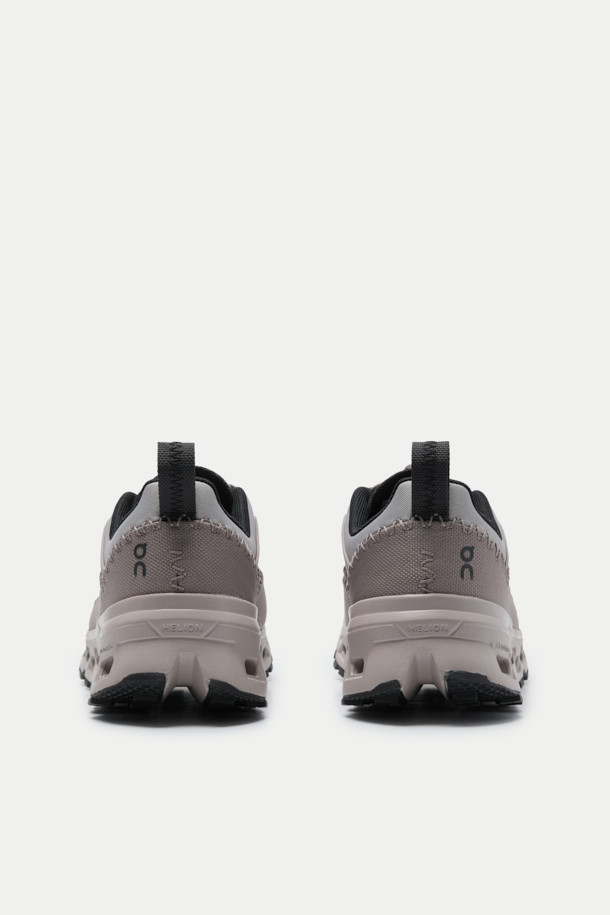 온 러닝 클라우드어웨이 2 (ON RUNNING CLOUDAWAY 2)는 남성용 러닝화로, 러닝과 일상생활 모두에 적합합니다. 그레이 컬러의 무지 디자인에 라운드 앞코로 편안함을 더했으며, 폴리에스터, 고무, 나일론 소재를 사용하여 제작되었습니다. 발수 기능과 통기성이 뛰어나며 Missiongrip™ 아웃솔과 Cloudultra 바닥 유닛으로 접지력과 경량성을 동시에 제공합니다. 토글 방식으로 간편하게 신을 수 있으며, 로우탑 디자인과 넓은 발볼로 편안한 착용감을 선사합니다.
