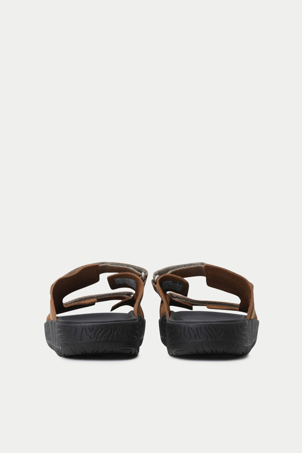 HOMECORE X VEJA 샌들은 브라운과 블랙 두 가지 색상으로 출시된 남성용 샌들입니다. 오픈토 디자인과 스트랩 여밈으로 편안하면서도 세련된 스타일을 연출합니다. 스웨이드, 고무, 가죽, 폴리에스테르 등 지속 가능한 소재를 사용하여 제작되었으며, 가죽 안감으로 부드러운 착용감을 선사합니다. 플랫 굽과 심플한 디자인은 휴가룩, 리조트룩, 여행룩 등 다양한 TPO에 활용하기 좋습니다. 발의 형태를 자연스럽게 따라가는 디자인과 스트랩으로 사이즈 조절이 가능하며, 미니멀, 캐주얼, 리조트 스타일을 즐기는 남성에게 완벽한 선택입니다.
